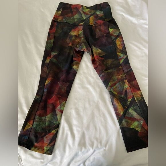 Onzie kaleidoscope print capri leggings size M/L - Picture 4 of 9